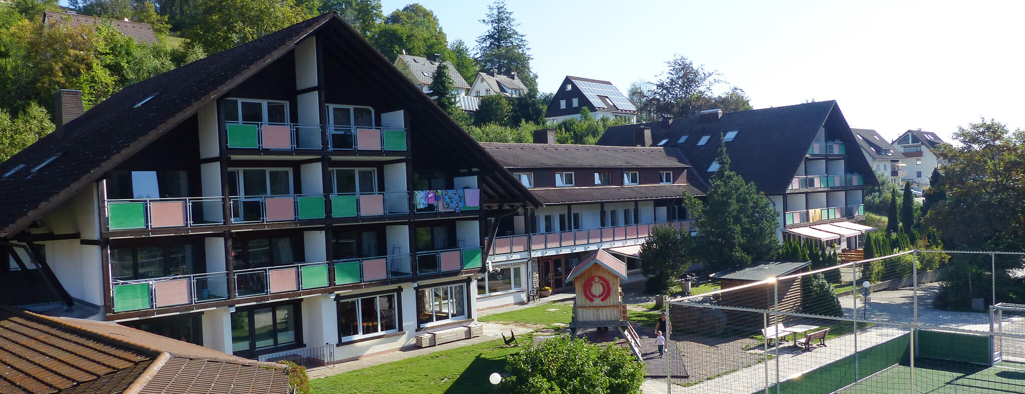 Das Hauptgebäude der Fachklinik Ursee mit angrenzendem Therapiegebäude und Spielplatz